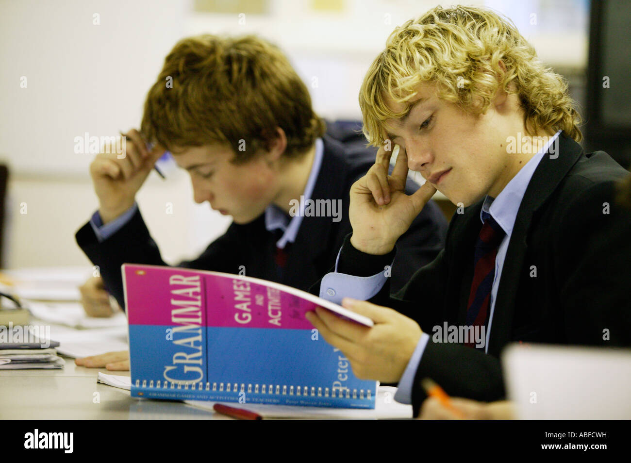 Zwei Schüler der Sekundarstufe in einem Englisch-Kurs in Großbritannien Stockfoto