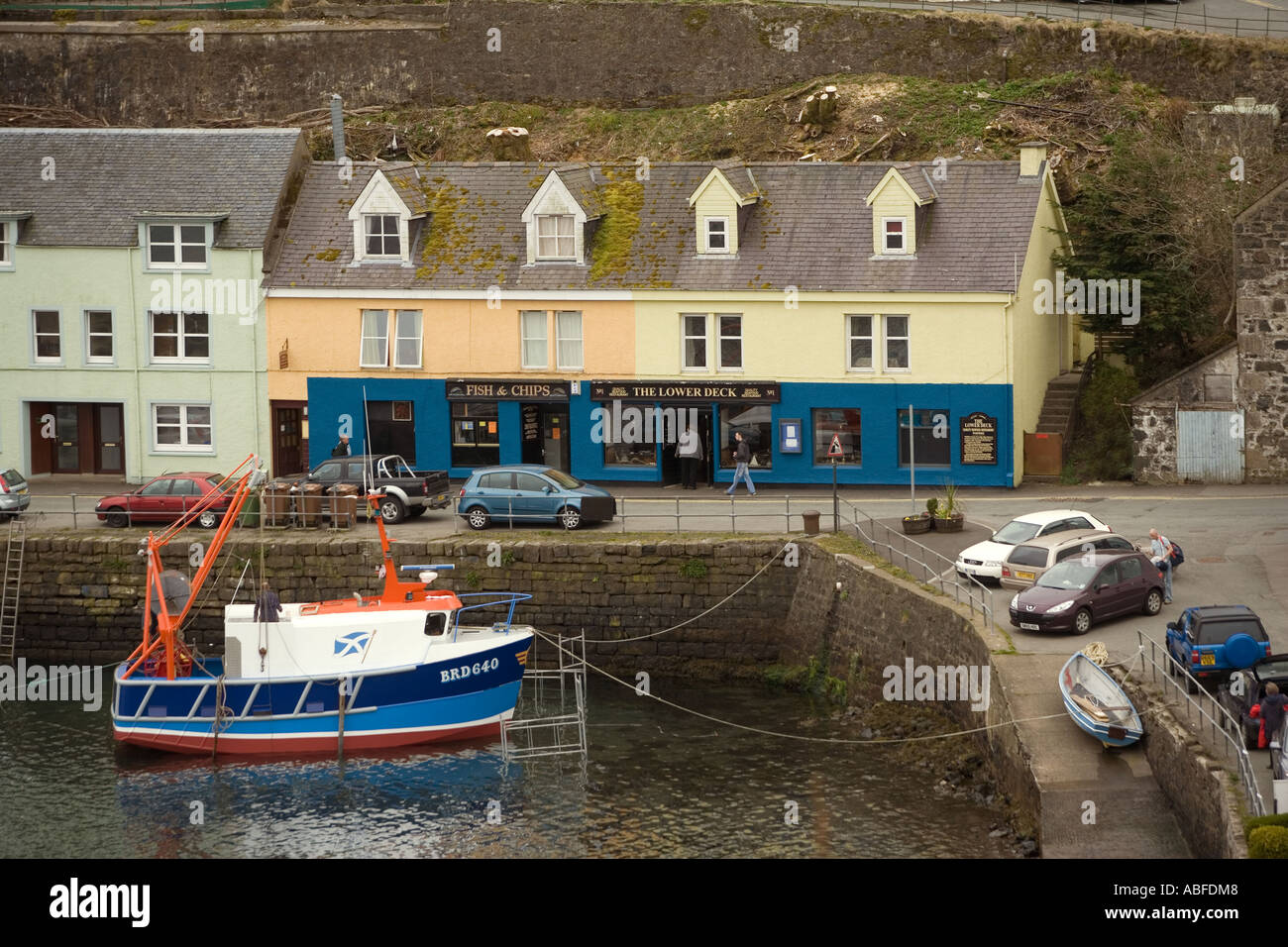 UK Schottland Isle Of Skye Portree Hafen Boot am Kai Stockfoto