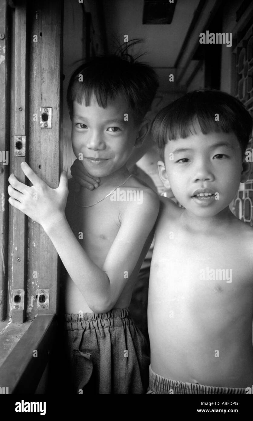 Lokalen Jungs auf den Zug von Hanoi nach Ho-Chi-Min-Stadt in Vietnam Stockfoto