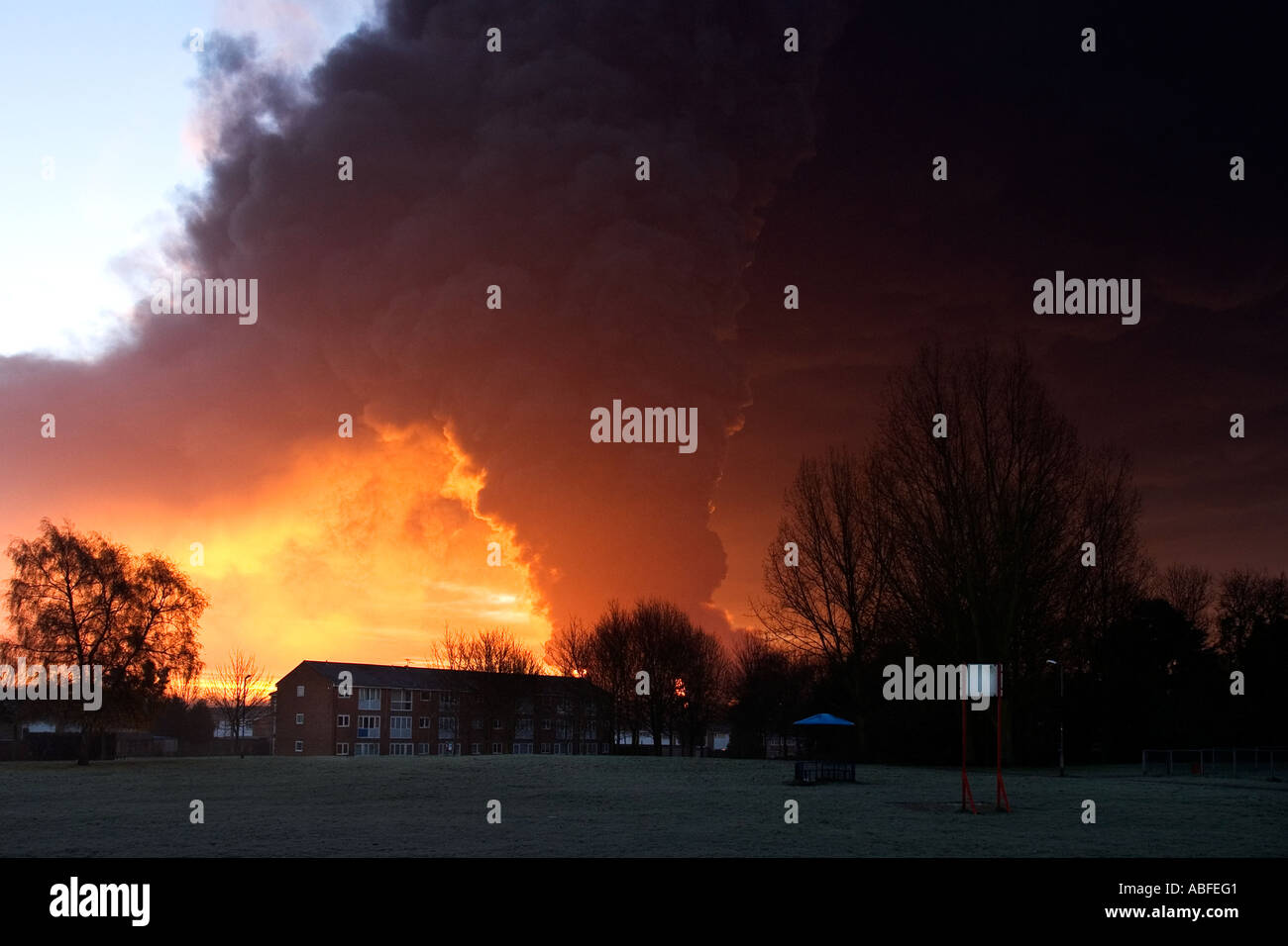 Explosion und Feuer in Buncefield Oil Depot, Hemel Hempstead, Hertfordshire, England, UK.  11. Dezember 2005 Stockfoto