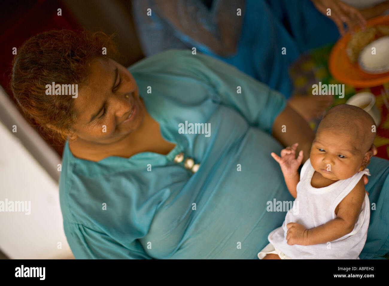 Großmutter und Neugeborene Enkelin Stockfoto