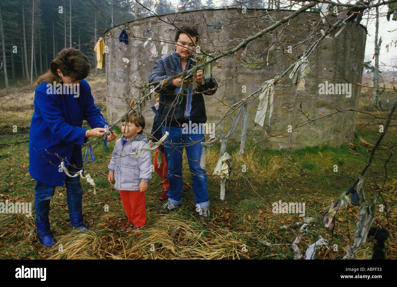 Clootie Well UK St Marys Well Cloutie Well Culloden Moor Smithton Invernesshire Schottland. Familie hängt Cloutie auf, viel Glück am Mai 1990, um 1995 Stockfoto