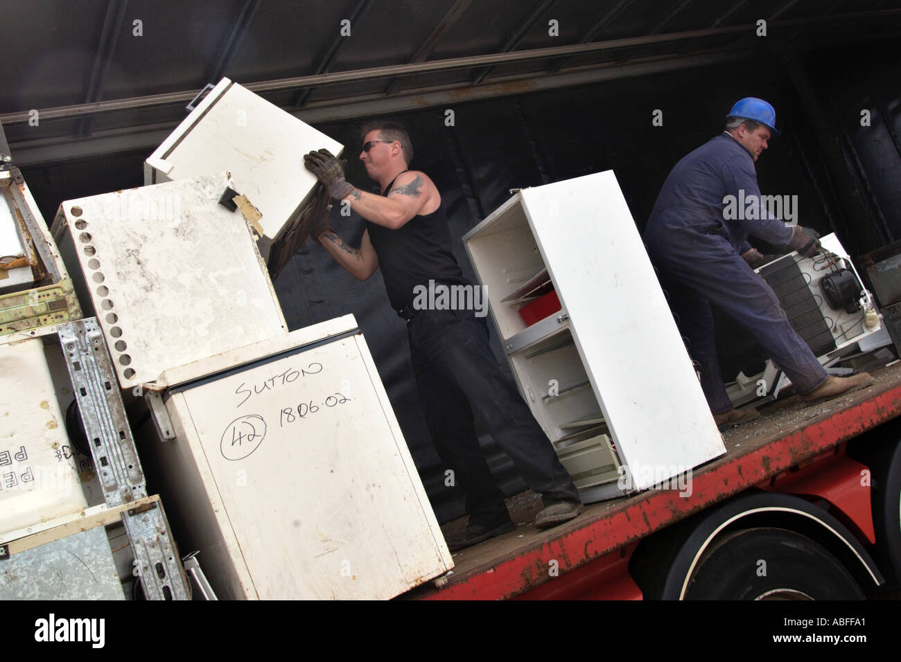 Kühlschränke für die Entgasung und recycling bei SimsMetal UK Ltd in Newport Gwent Wales UK GB entladen wird Stockfoto