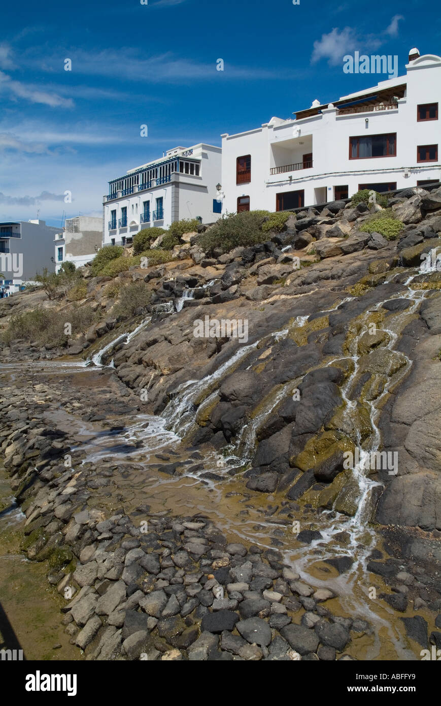 dh El Charco de San Ginés ARRECIFE LANZAROTE Wohnhaus Wohnungen über Wasser fallen Funktion Stockfoto