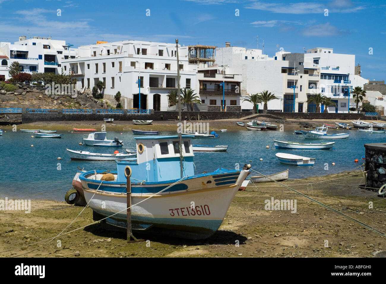 Dh El Charco de San Gines ARRECIFE LANZAROTE Boote vor Anker Promenade und Wohnhäuser hafen Kanarische Inseln Stockfoto