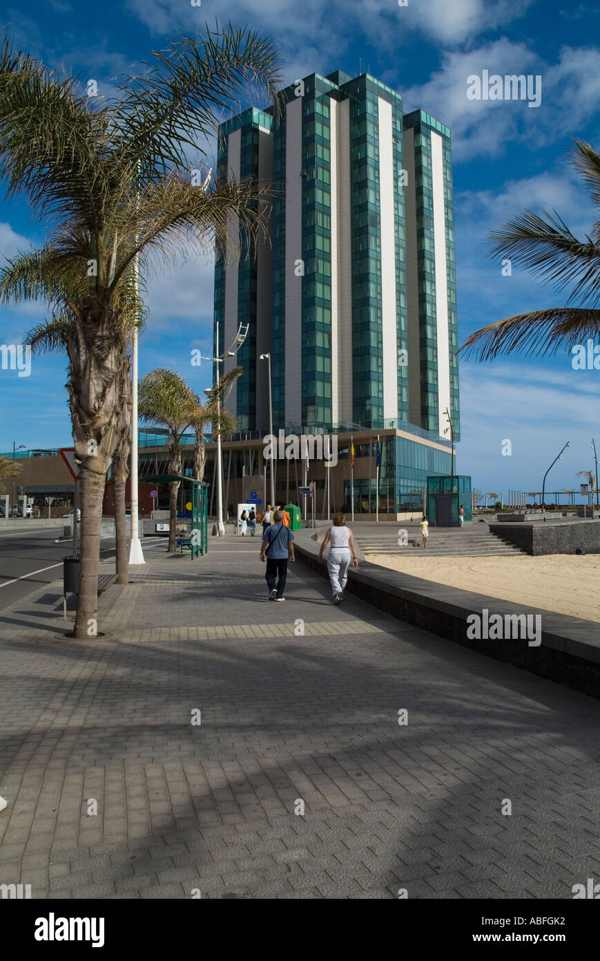 Dh Gran Hotel Arrecife Lanzarote Luxus Hotel Hochhaus Und Touristen Auf Hotels In Playa Del Reducto Promenade Stockfotografie Alamy