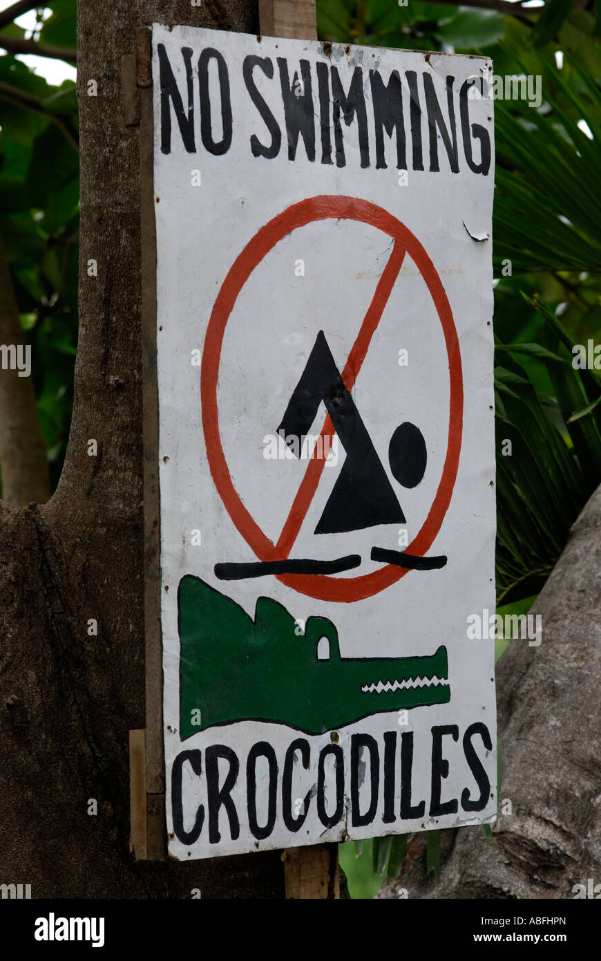 Krokodil-Warnschild entlang der Tarcoles Fluss in Costa Rica Stockfoto