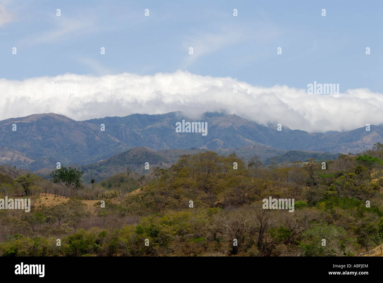 Die Tilaran Range, Cordillera de Tilaran zeigt Wolken über Monteverde Cloud Forest Reserve Stockfoto