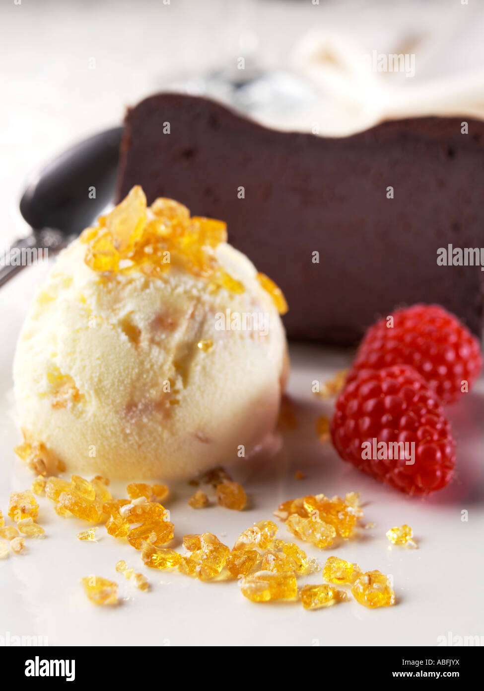 Eine Kugel Eis mit Craqueline und Schokolade terrine Stockfoto