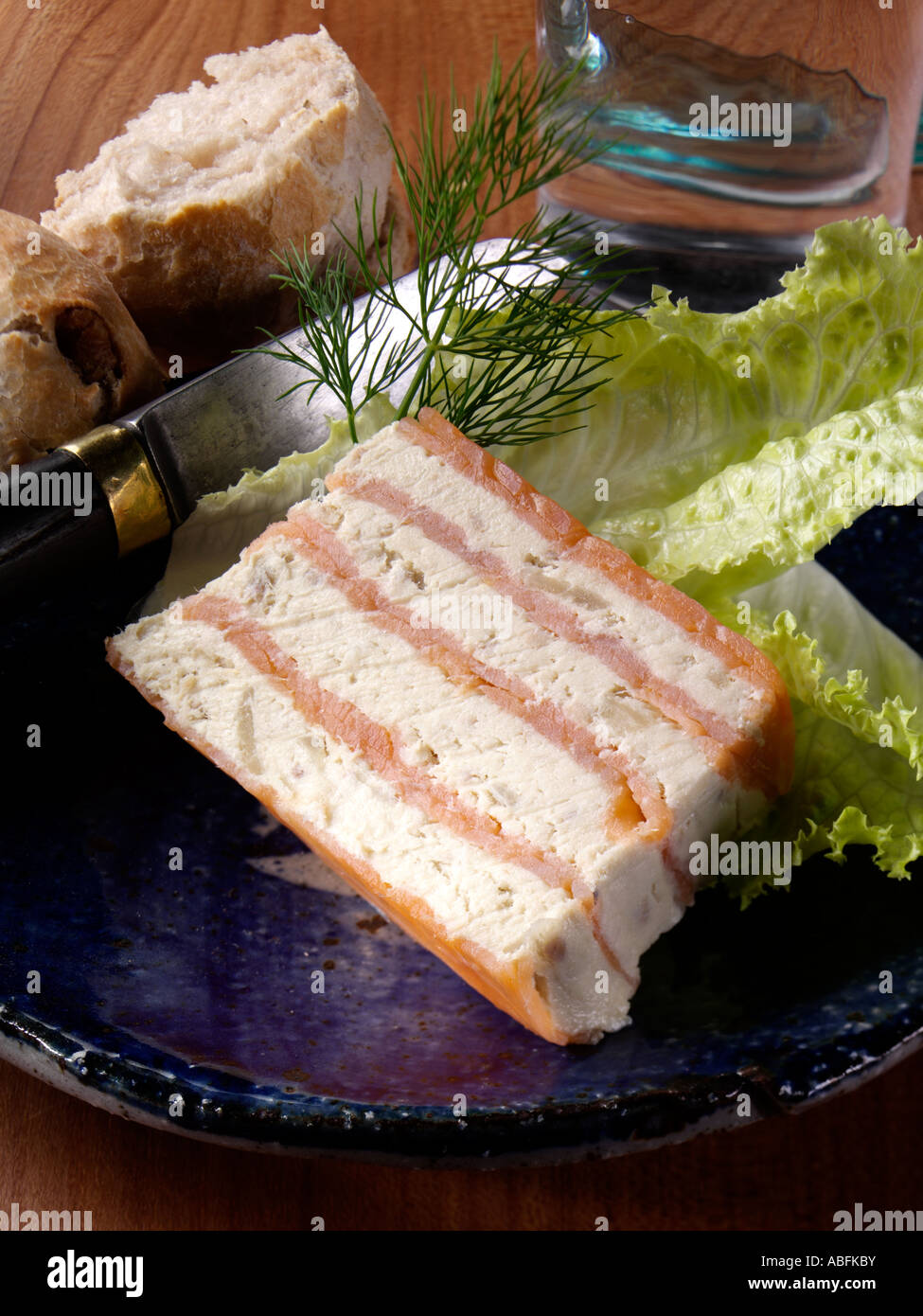 Eine Portion von geräucherten Lachs und eingelegtem Hering-Terrine mit Salat Stockfoto
