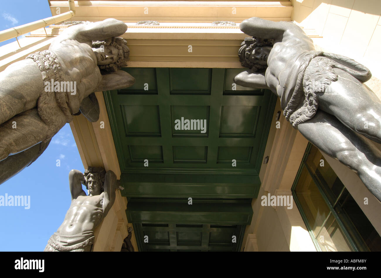 Atlantes Statuen im Portikus außerhalb neue Eremitage, St. Petersburg Stockfoto