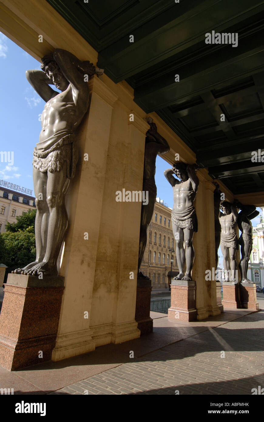 Atlantes Statuen im Portikus außerhalb neue Eremitage, St. Petersburg Stockfoto
