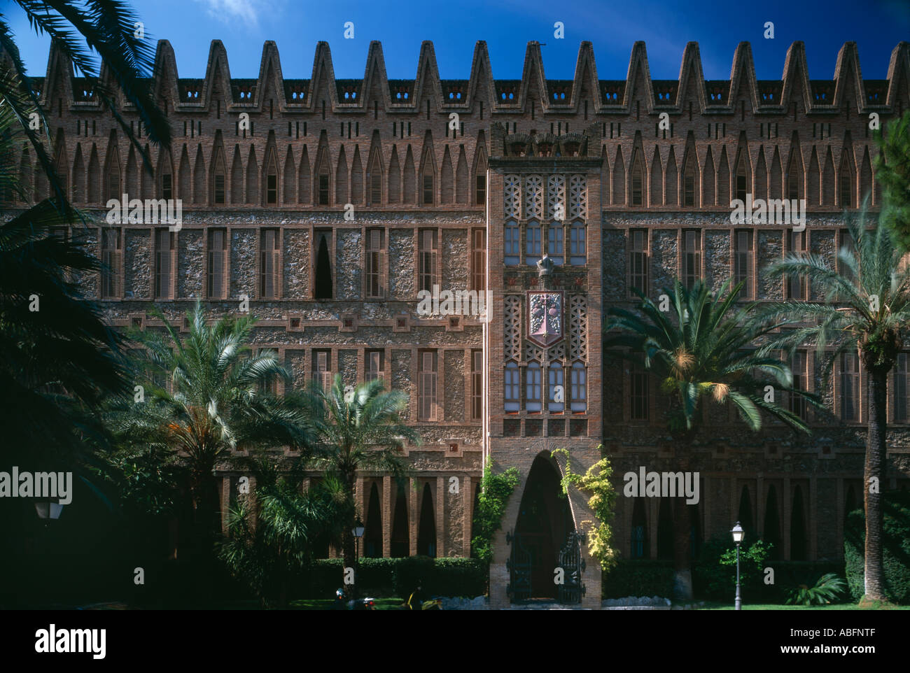 Colegio Teresiano, Barcelona, 1888 – 1890. Eine Klosterschule für katholische Lehrer. Architekt: Antoni Gaudi Stockfoto