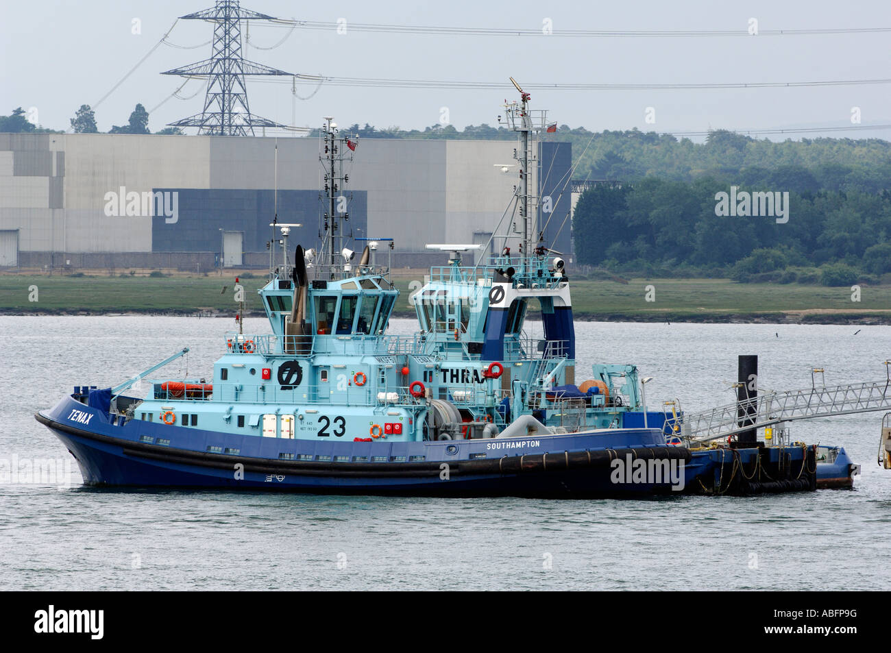 Thrax und Tenax zerrt neben an Essso Raffinerie Fawley marine terminal Hampshire marine Liegeplätze Solent Abschleppen Stockfoto