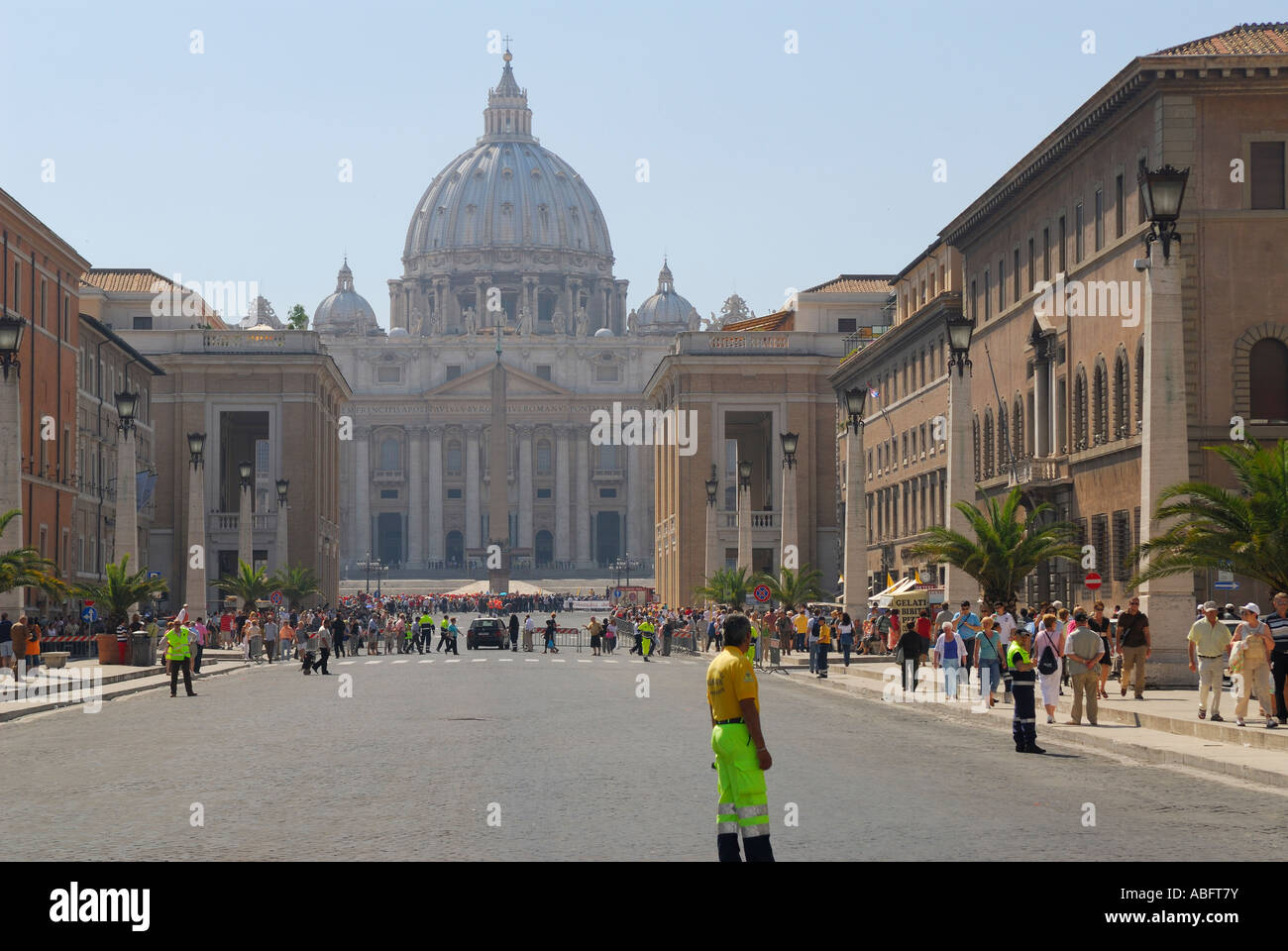 Sicherheit auf Via della Conciliazione für Saint Peters Basilika in Rom Stockfoto