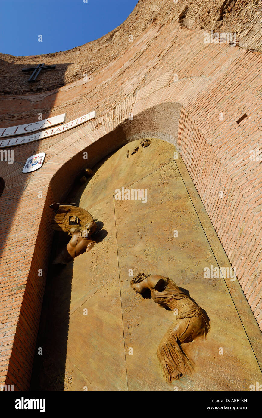 Vorderen Türen zur Heiligen Maria von den Engeln und Märtyrern Basilika Roms Stockfoto