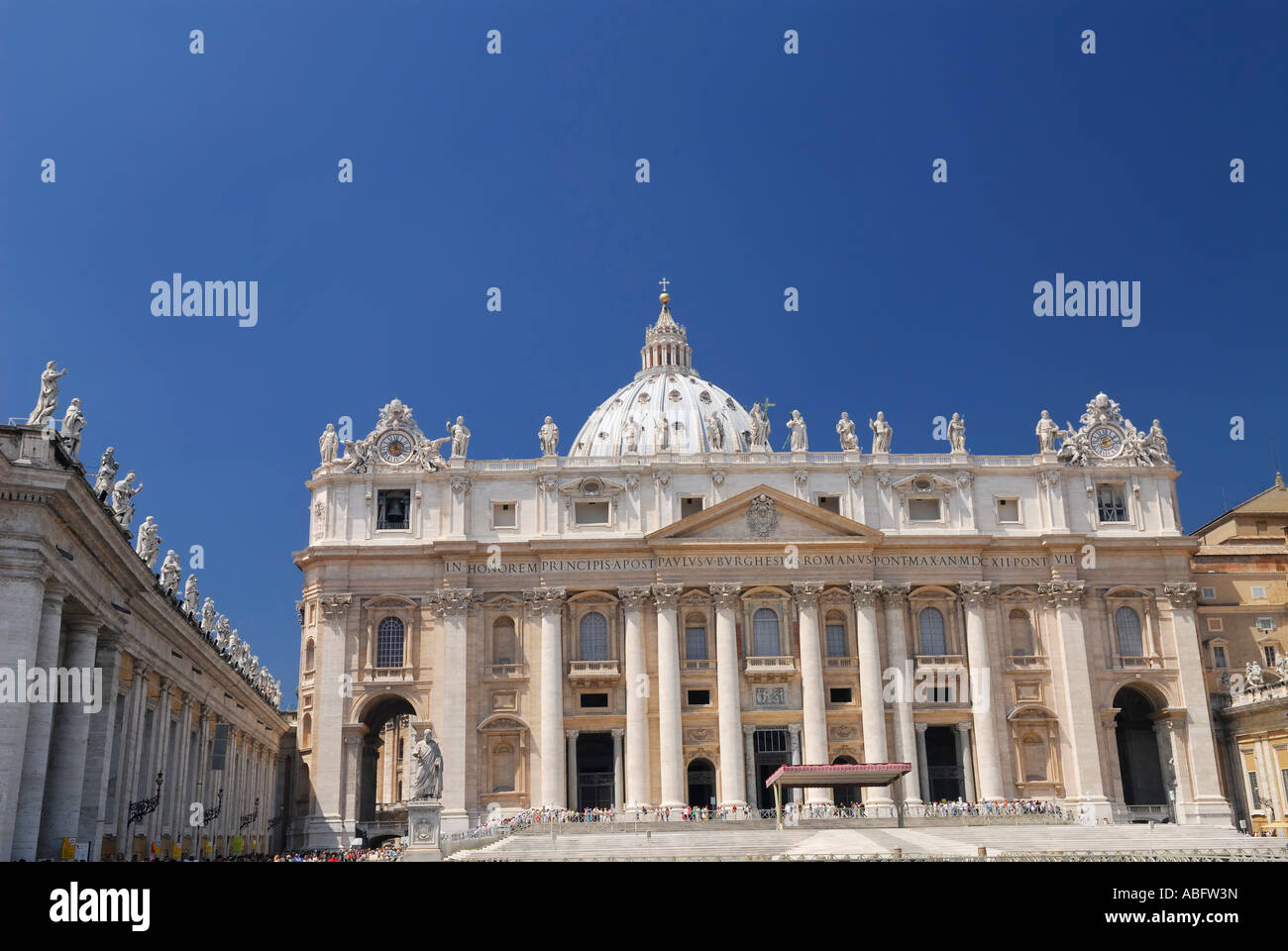 Fassade des St Peters päpstliche Basilika römisch-katholische Kathedrale und Platz im Vatikan in Rom Italien Stockfoto