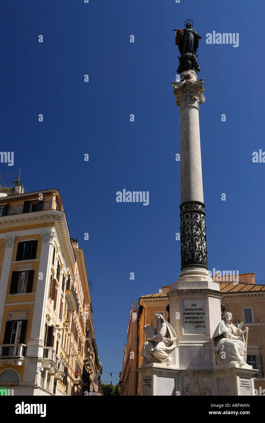 Kranz geschmückt Arm der Mariensäule Maria der Unbefleckten Empfängnis am Piazza Mignanelli in Rom Italien Stockfoto