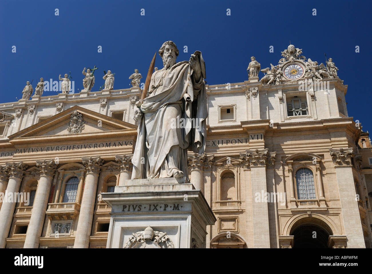 Statue des Heiligen Paulus vor Saint Peters päpstliche Basilika Vatikan in Rom Italien Stockfoto