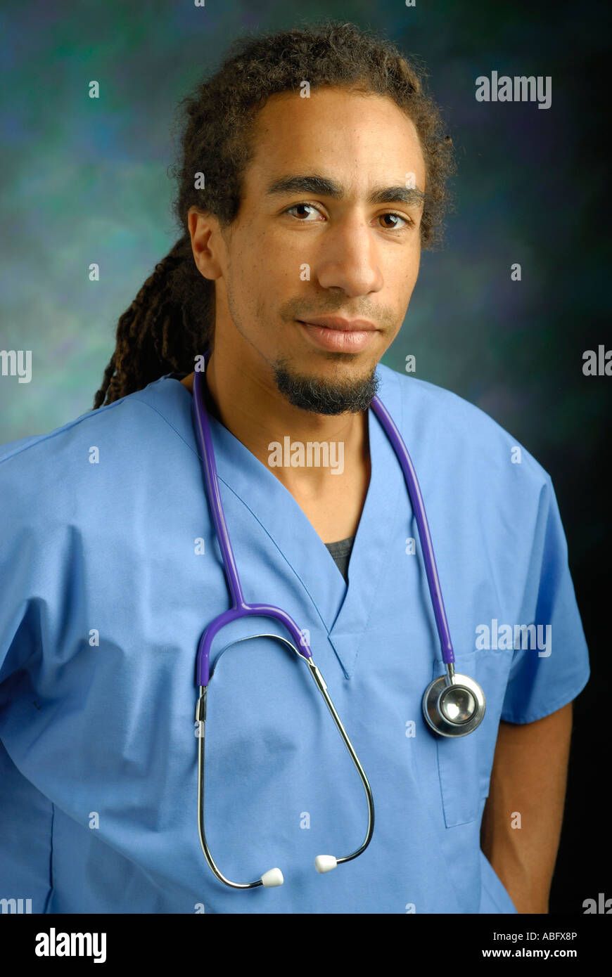 Porträt eines stolzen jungen schwarz Arztes mit Peelings und Stethoskop Stockfoto