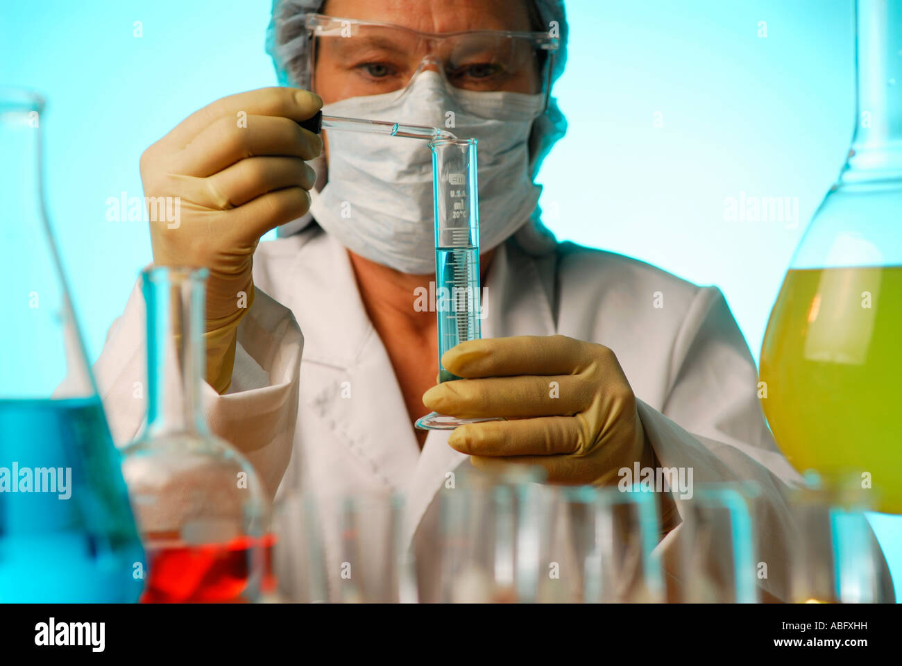Laboratory worker -Fotos und -Bildmaterial in hoher Auflösung – Alamy