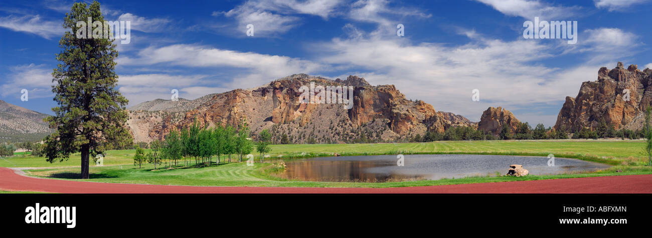 Panorama von Teich und Liegewiese an Smith Rock Oregon USA Stockfoto