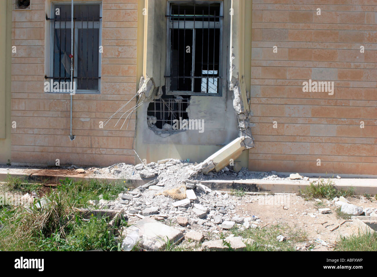 Eine Rakete angetrieben Grenade (RPG) beschädigt dieser Teil der Mauer an der Seite der City Hall in Rawah, Provinz Al-Anbar, Irak Stockfoto