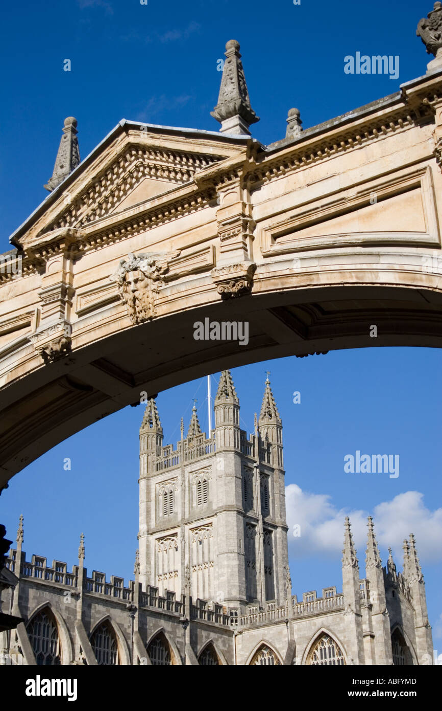Bath Abbey gesehen durch Bogen (inspiriert von Venedigs Seufzerbrücke), Bath Spa, Somerset, England, Europa. Stockfoto