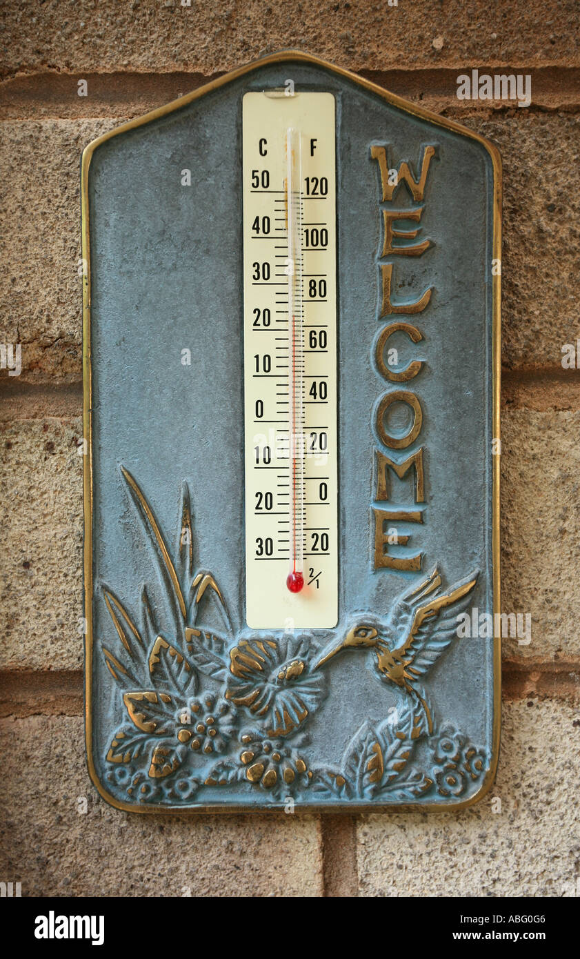 Eine Wand außen Thermometer Stockfotografie - Alamy
