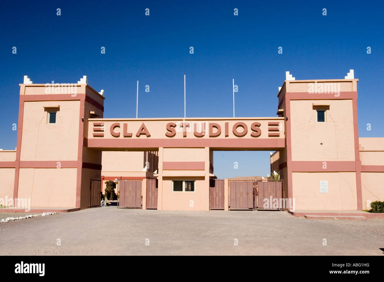 CLA-Filmstudios eine Sanam Holdings und Dino De Laurentiis Wagen in der Nähe von Ouarzazate Marokko Haupttor Stockfoto