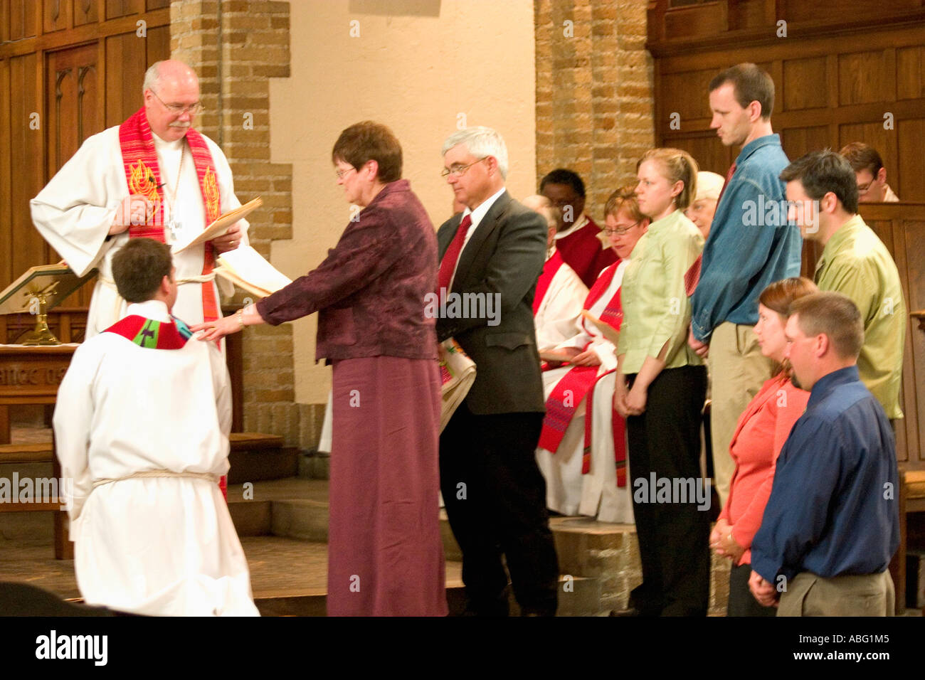 Mama und Papa, die Unterstützung der Söhne der Kirche Ordination als neuen Minister. Grace lutherische Universitätskirche Minneapolis Minnesota MN USA Stockfoto