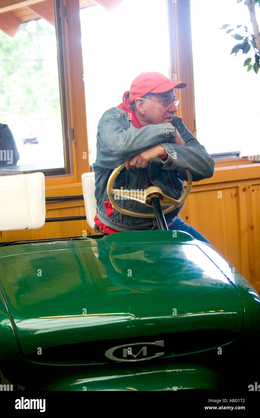 Fotograf Steve Skjold Alter 66 ruht, während Modell Rollen umkehrt. Nisswa Minnesota MN USA Stockfoto
