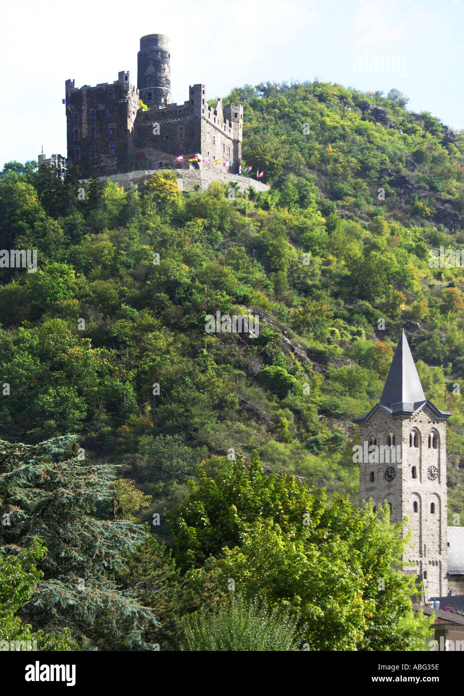 Kirche St. Martin in WELLMICH Steeple Kirchturm Turm Deutschland und Burg Maus Rhein Burg in der Nähe von St Sankt Goarshausen Stockfoto