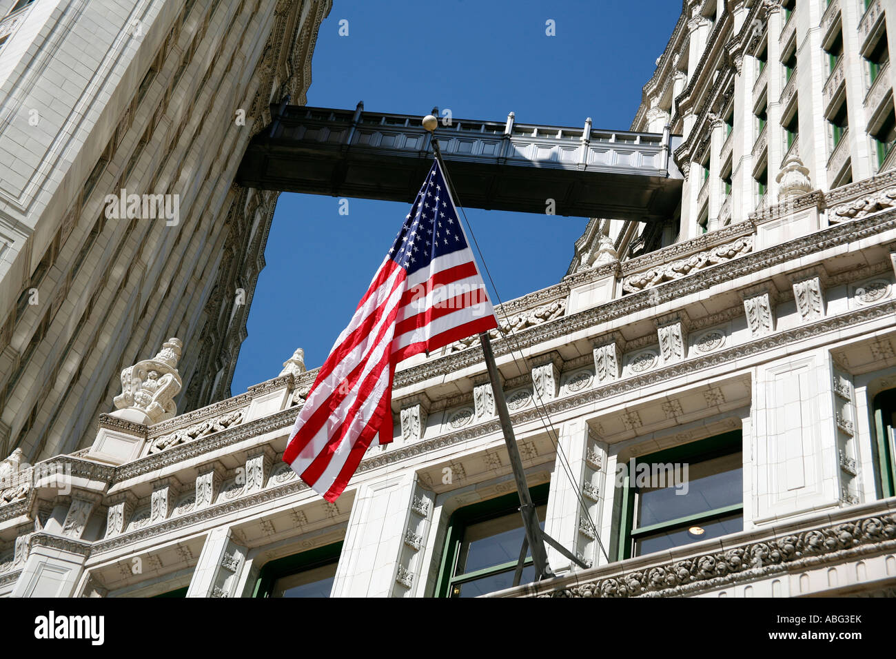 Amerikanische Flagge das Wrigley Building in Chicago Illinois USA Stockfoto