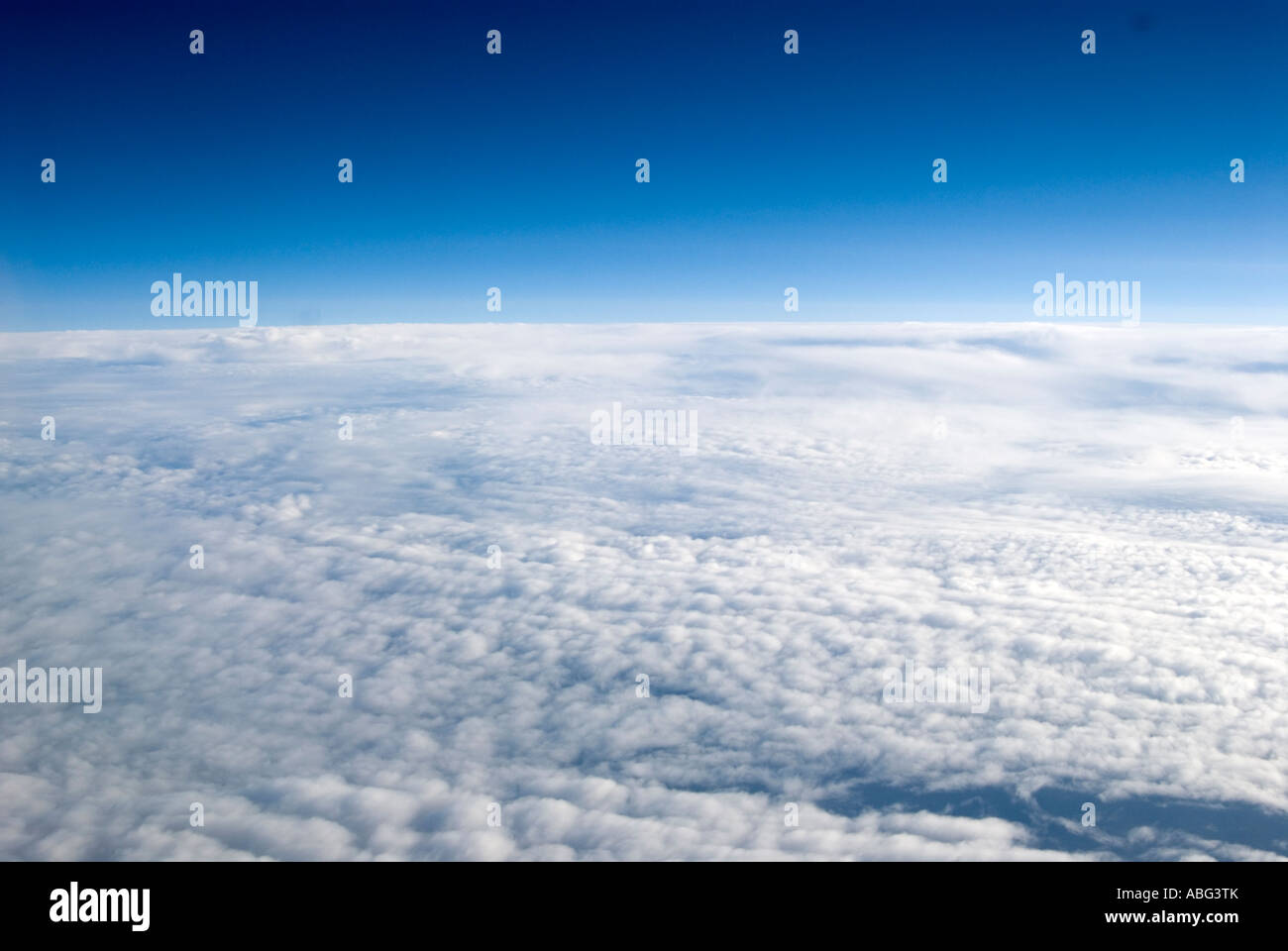 typische Ansichten sehen Sie beim fliegen über den Wolken in einem Flugzeug vielleicht im Urlaub oder auf Geschäftsreise gehen Stockfoto