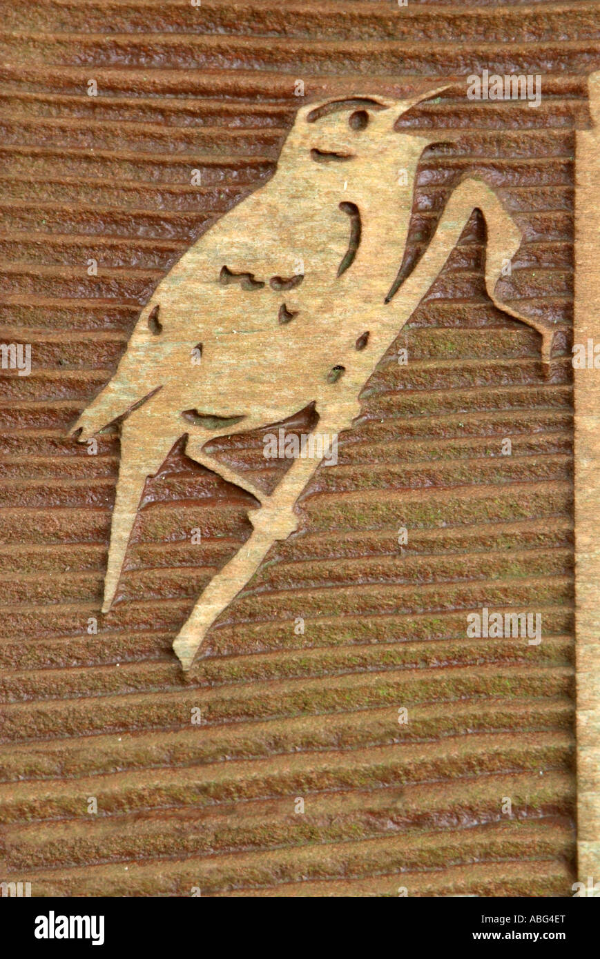 SCHILFROHRSÄNGER Acrocephalus Schoenobaenus Holzmaserung Carving Symbol Niederlassung Singen Gesang Relief Braun Natur natürliche avian Vogel Stockfoto