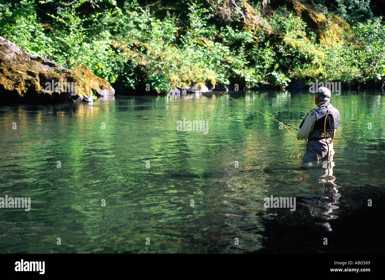 Model Release Mann Fliegenfischen die malerische und unberührte McCloud River in Nord-Kalifornien Stockfoto