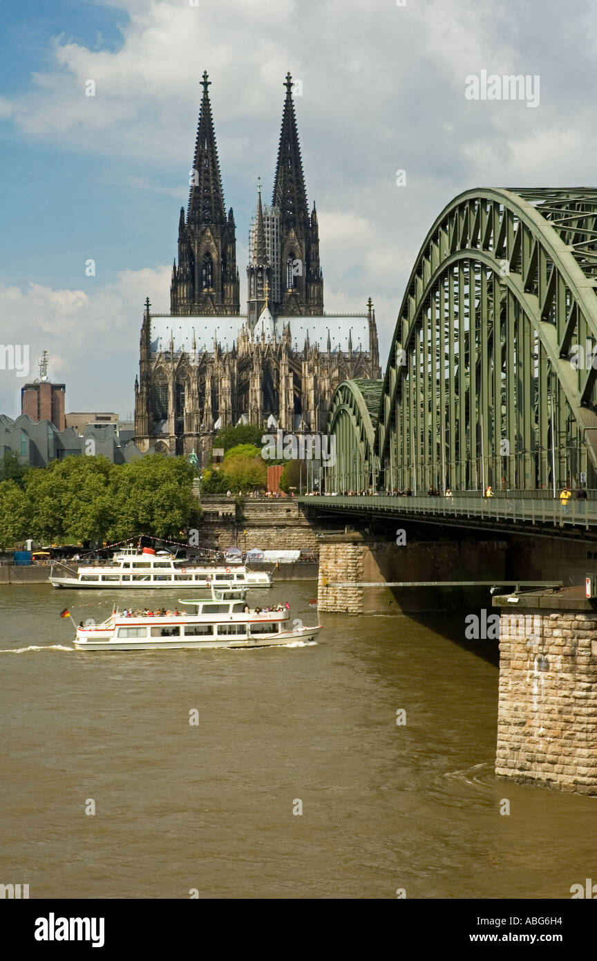 Sportboote auf der Fluss Rhein Köln Deutschland Stockfoto