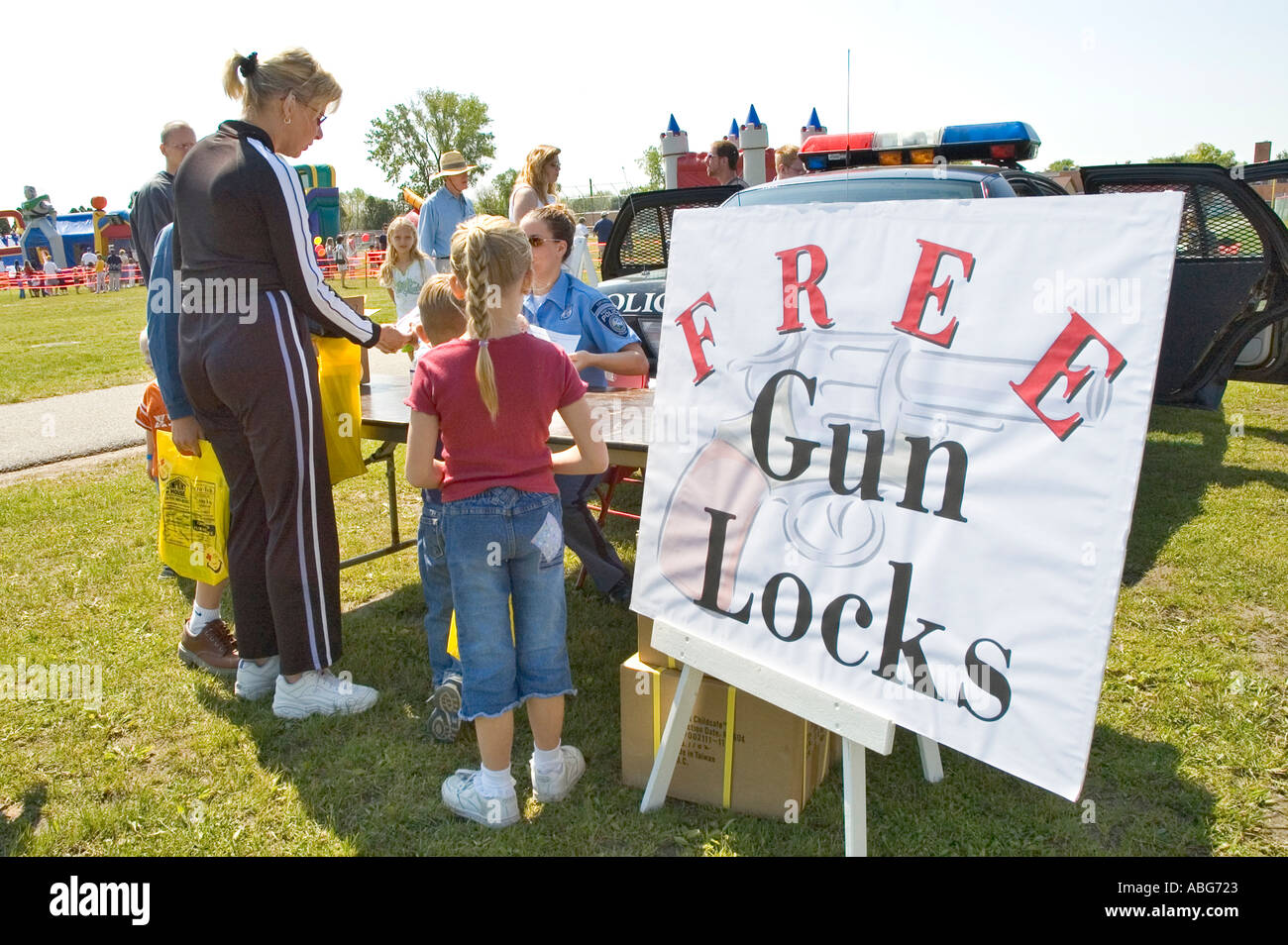 Polizei-Abteilung geben freie Pistole Schlösser an die Eltern in einem Gewehr-Sicherheit-Programm Stockfoto