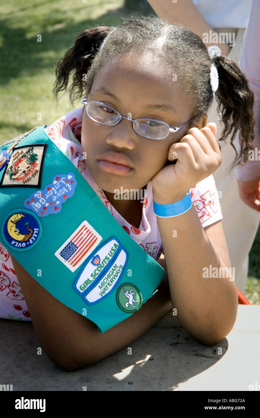 Nachdenklich 9-jährigen Mädchen-Scout in einem nachdenklichen moment Stockfoto
