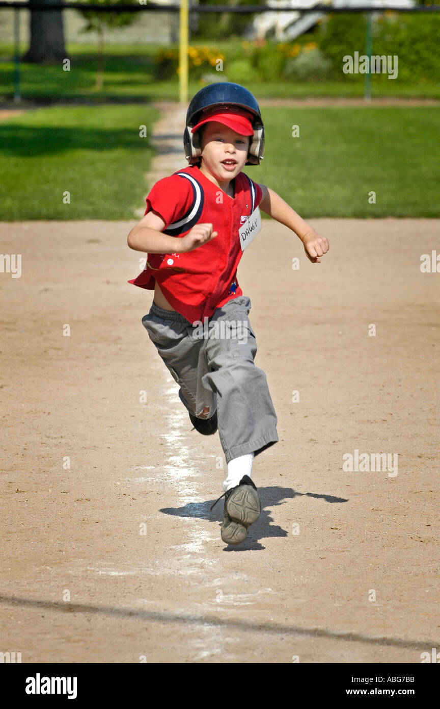 5 Jahre altes Mädchen laufen lernt Baseball zu spielen Stockfoto