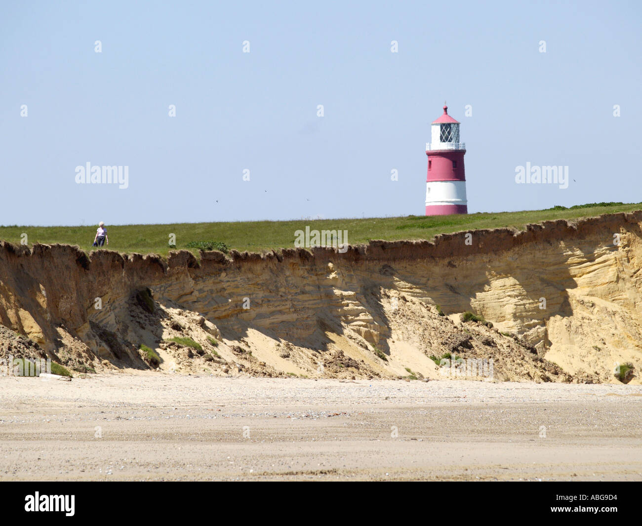 Happisburgh Lighthouse und niedrigen Klippen in der Nähe vom Strand, den Norfolk East Anglia England Großbritannien Stockfoto