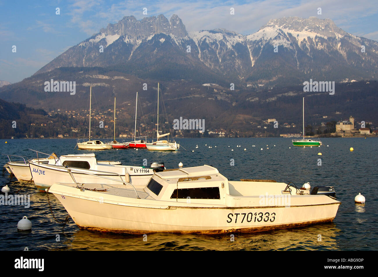 Anlegestelle für Boote auf dem See von Annecy, Lac d ' Annecy, Duingt, Haute-Savoie-Frankreich Stockfoto