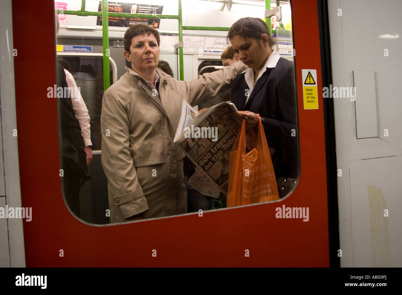 Pendler - District Line-Zug - Londoner u-Bahn Stockfoto