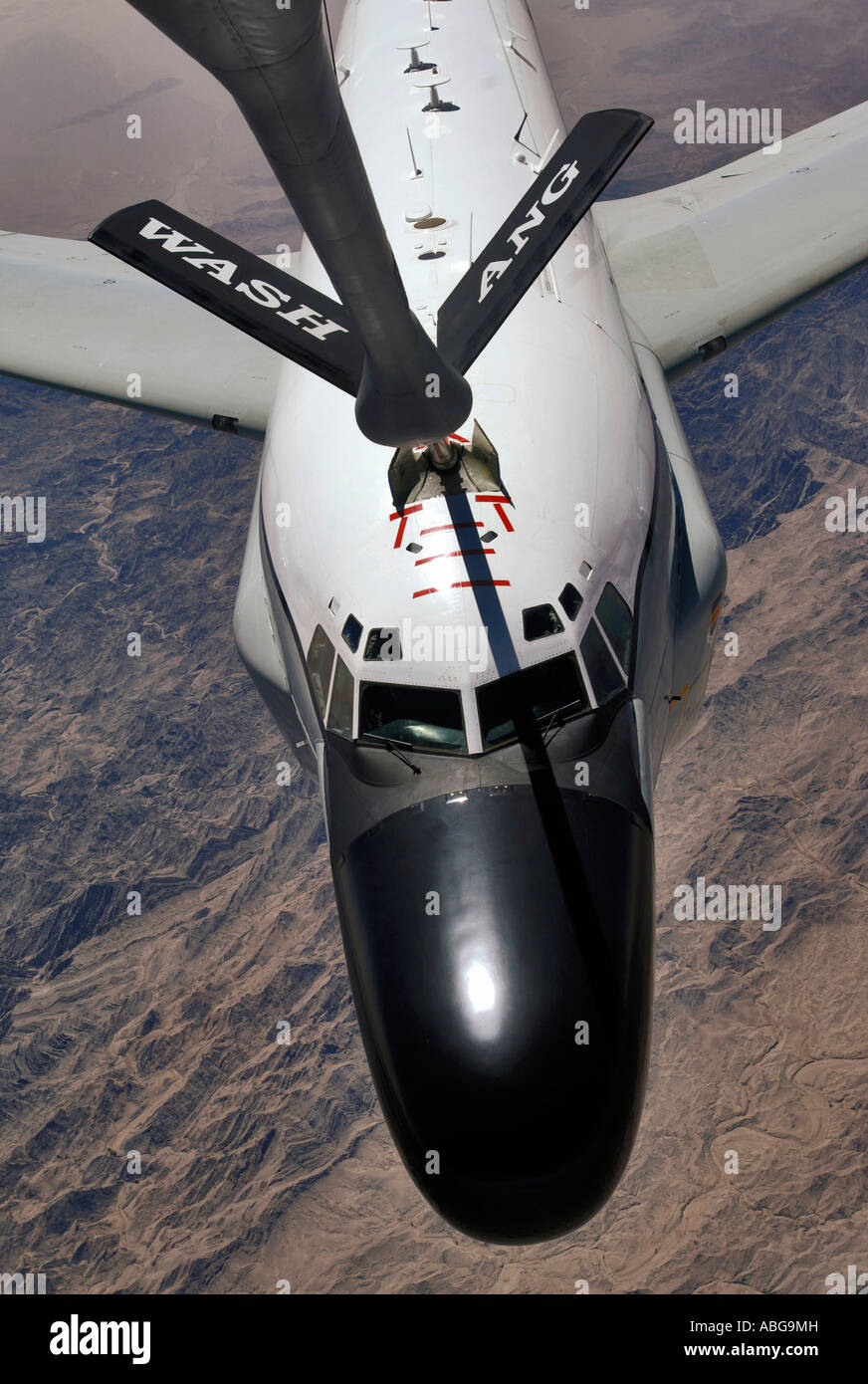 Ein RC-135 Rivet Joint Aufklärungsflugzeug fährt in Position hinter einem KC-135T/R Luftbetankung für einer Luftbetankung. Stockfoto