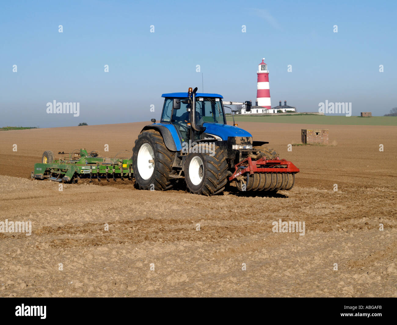 Traktor auf dem Land in der Nähe von Klippen am happisburgh Norfolk East Anglia England Großbritannien Stockfoto