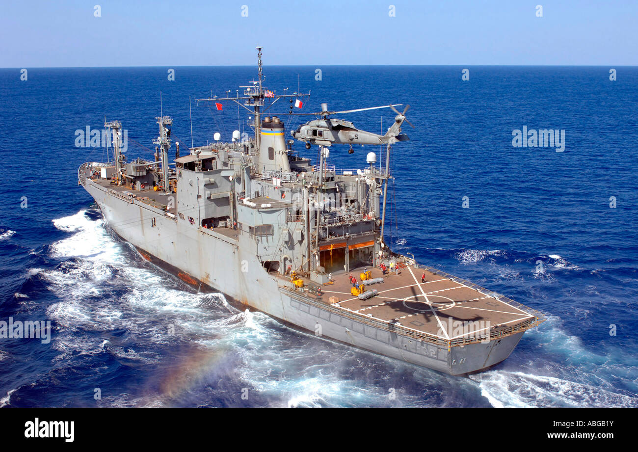 Ein Hubschrauber löscht das Flugdeck des Military Sealift Command Munition Schiff USNS Flint Stockfoto