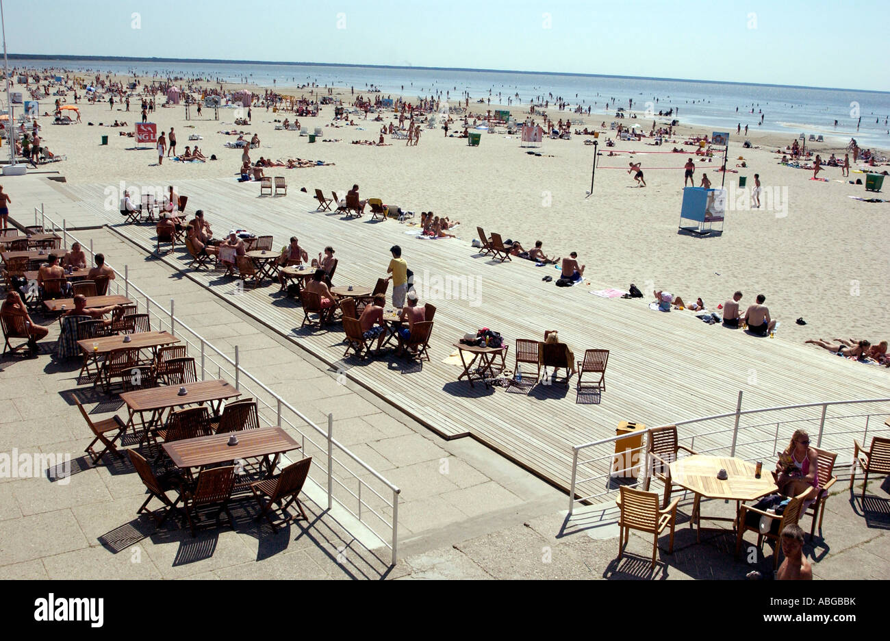 Menschen genießen die Sonne am Strand von Pärnu Estland Stockfoto