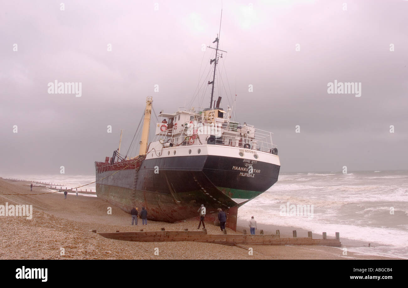 Versunkenem Schiff der Manaav Stern am Strand bei Sturz in der Nähe von Roggen in East Sussex nach einem großen Sturm im September 2004 Stockfoto