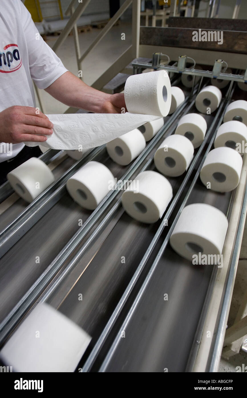 Qualitätskontrolle bei der Herstellung von WC-Papier Stockfotografie - Alamy